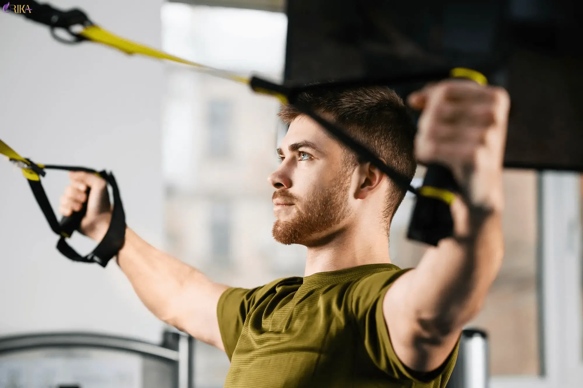 تمرینات TRX: این تمرینات با استفاده از تسمه های TRX انجام می شوند و به شما کمک می کنند تا عضلات تان را به طور متعادل و کارآمد تقویت کنید. 