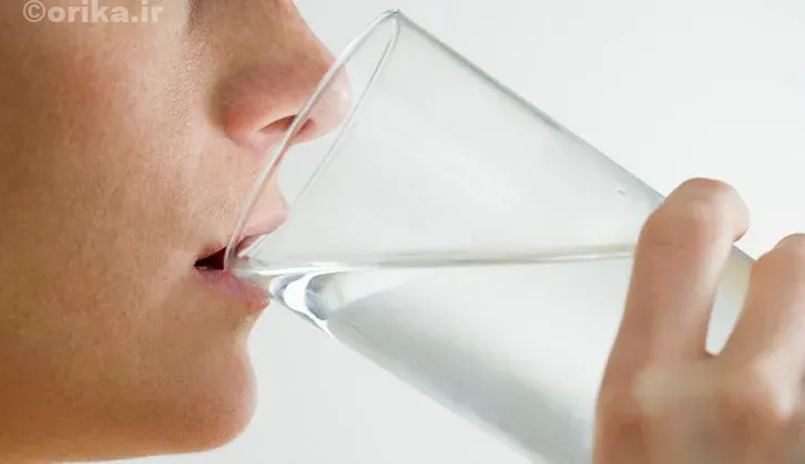 درمان خشکی لب با نوشیدن آب زیاد