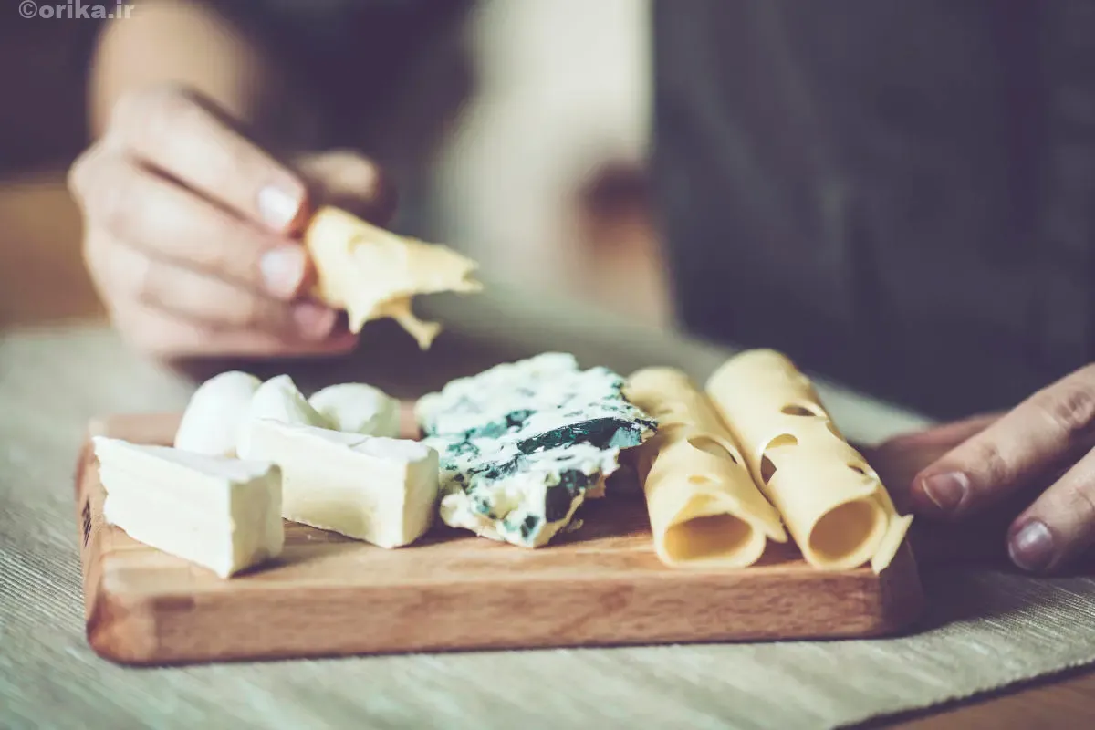 عوارض مصرف بیش از حد پنیر