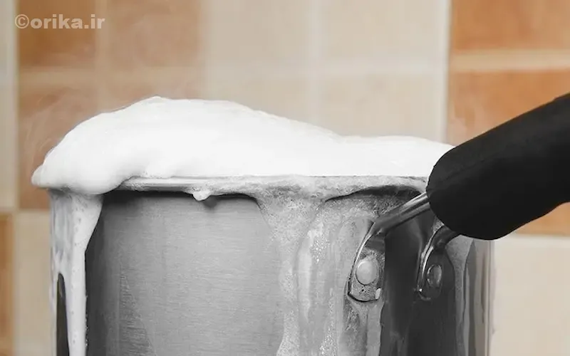 پاشیدن آب سرد روی کف شیر